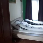 Dom W Gaju Nad Jeziorem Debno *