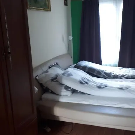 Dom W Gaju Nad Jeziorem Debno *